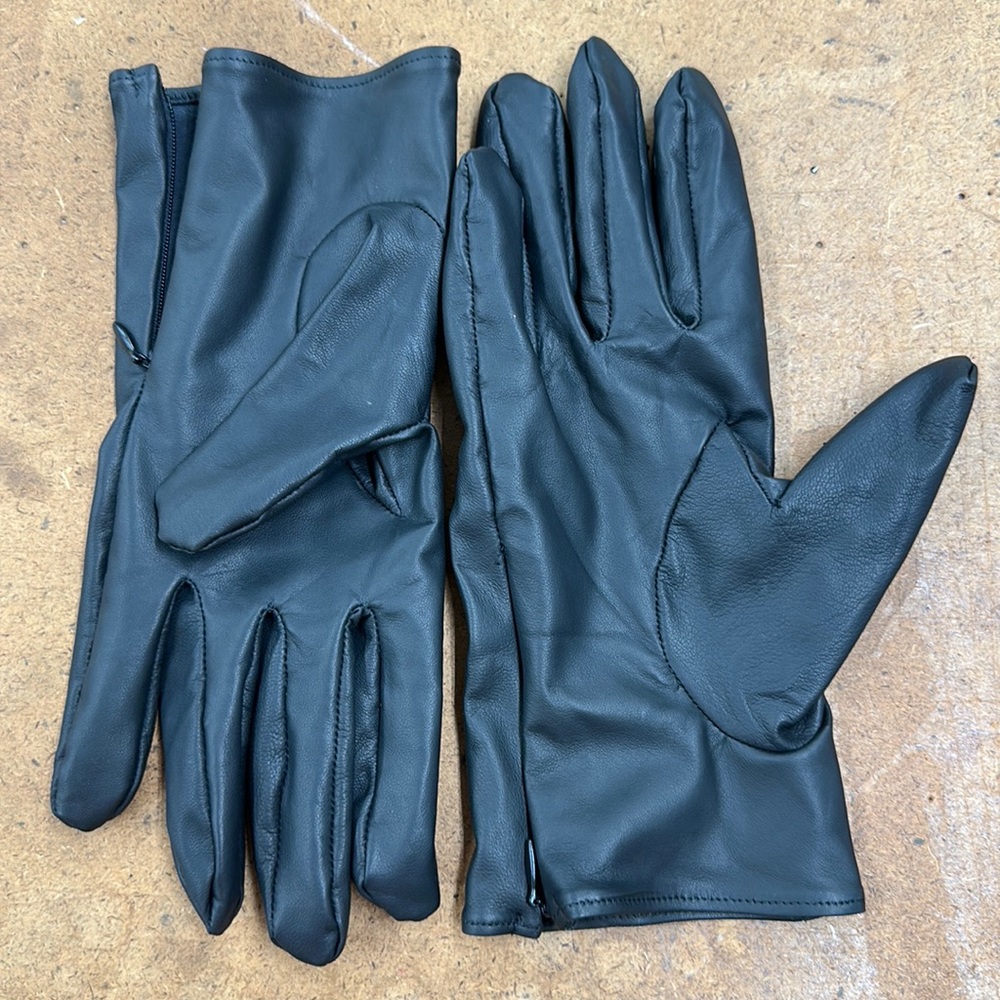 Men’s Black leather gloves with invisible zipper to slide in hand.